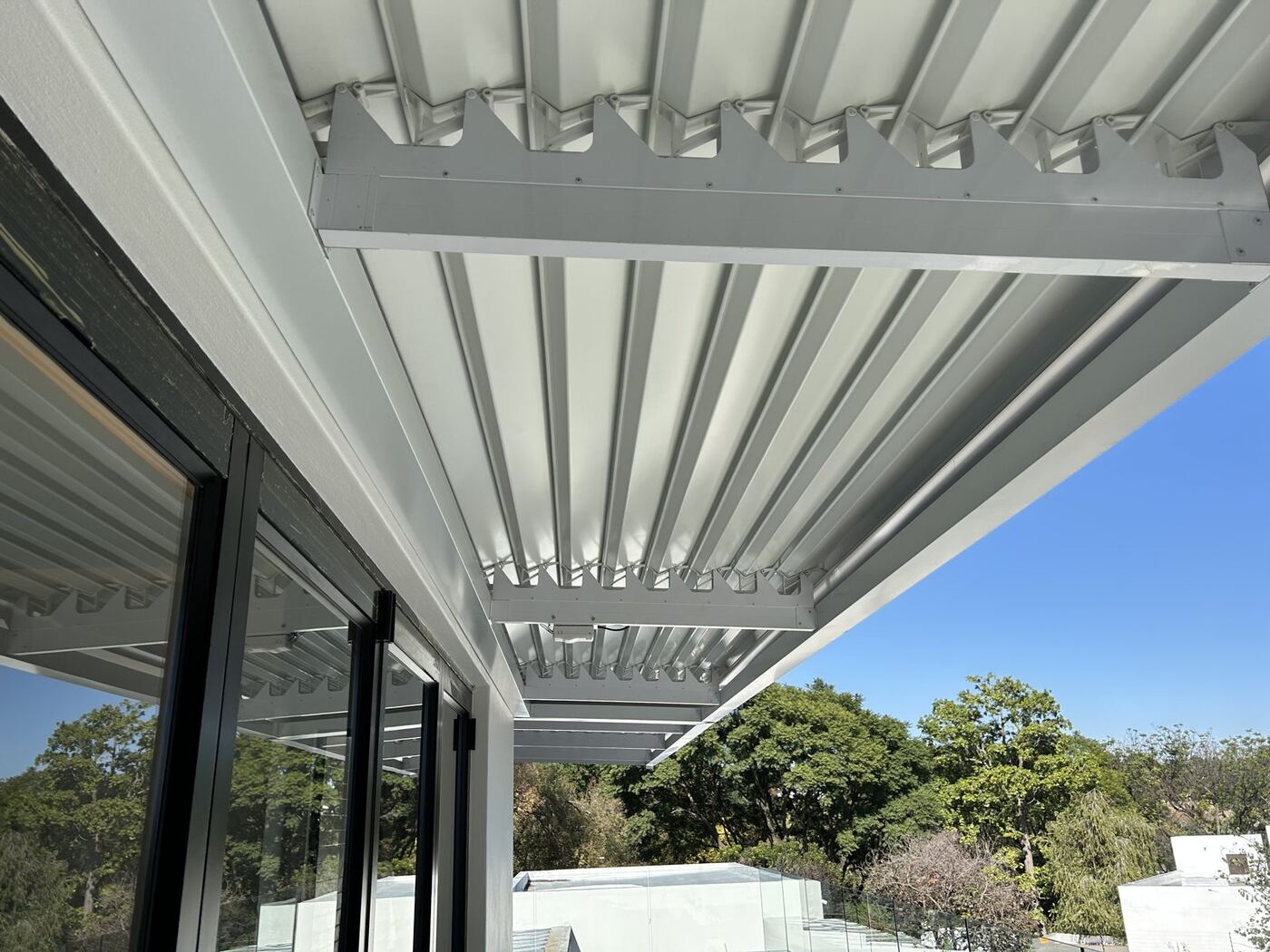 White frame & blades aluminium louvre roof over a patio in Gardens, Cape Town.