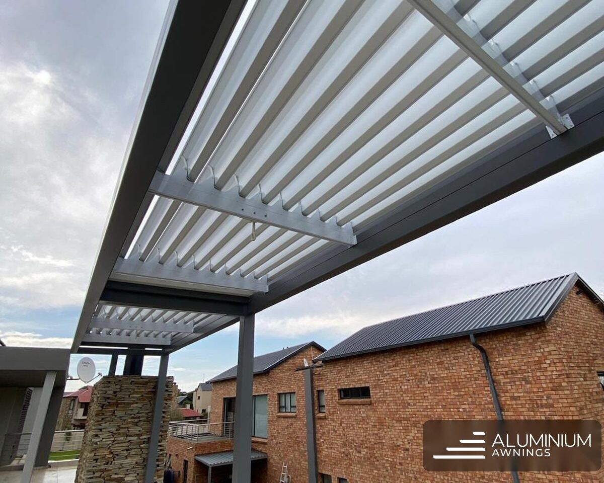 Motorised aluminium louvre roof with ceiling fan